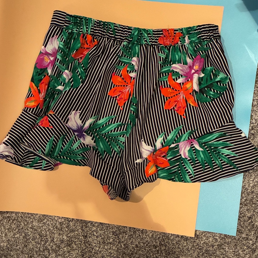 Boho-Chic Ruffle Shorts High rise Tropical Floral Size 8 EUC Who What Wear
